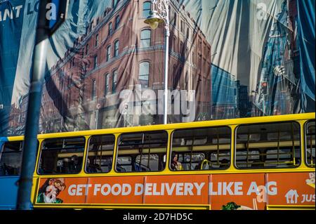 Ein Dublin Bus, der an einem Gebäude vorbeifährt. Stockfoto