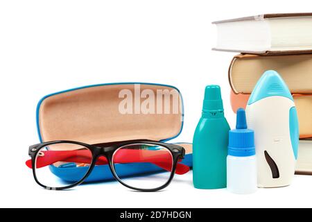 Stapel von Büchern und Pillen, Kapseln isoliert auf weißem Hintergrund. Arzneimittel. Medikamente und Medikamente. Stockfoto