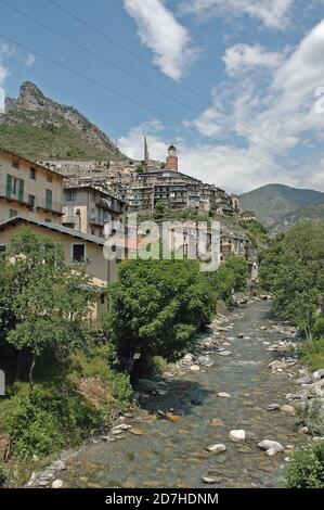 Die Stadt Tende am Ufer des Flusses La Roya in den Alpen-Maritimes, Frankreich, Europa. Stockfoto