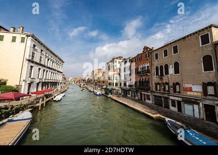 Canale di Cannaregio, Kanal in der Lagune von Venedig Blick von der Ponte delle Guglie (Brücke der Türme - 1580). Venetien, Italien, Europa. Stockfoto