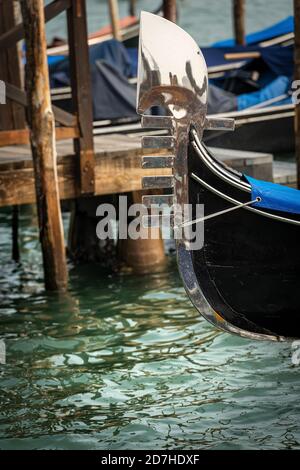 Venedig, Nahaufnahme einer Gondelbahn, typisches venezianisches Ruderboot, Canal Grande, UNESCO Weltkulturerbe, Venetien, Italien, Europa. Stockfoto