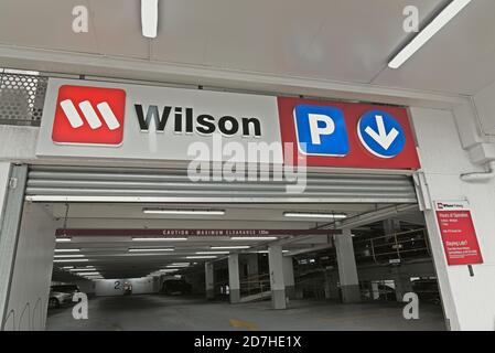 AUCKLAND, NEUSEELAND - 13. Aug 2019: Auckland / Neuseeland - 13 2019. August: Blick auf Wilson Parkplatz Schild in der Innenstadt von Auckland Stockfoto