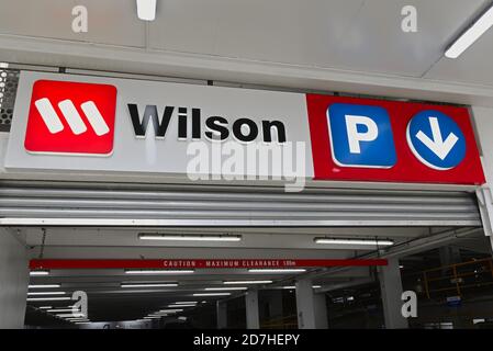 AUCKLAND, NEUSEELAND - 13. Aug 2019: Auckland / Neuseeland - 13 2019. August: Blick auf Wilson Parkplatz Schild in der Innenstadt von Auckland Stockfoto