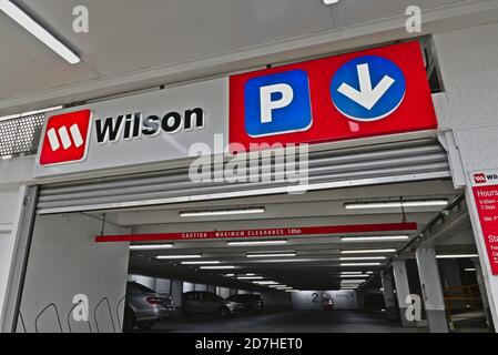 AUCKLAND, NEUSEELAND - 13. Aug 2019: Auckland / Neuseeland - 13 2019. August: Blick auf Wilson Parkplatz Schild in der Innenstadt von Auckland Stockfoto