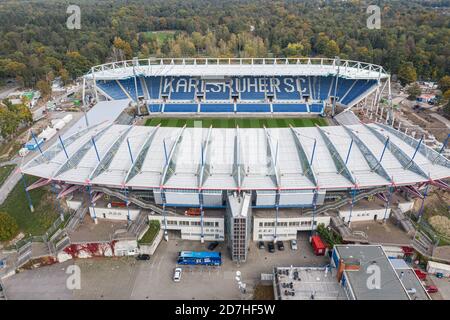 Gesamt: Blick auf das Wildpark-Stadion und das neue Dach sowie die Dachkonstruktion der versus gerade mit den neu installierten Sitzen/Sitzen/Sitzen während der Renovierung des Wildpark-Stadions. Drohnenbild der Baustelle des Wildpark-Stadions Karlsruhe. GES/Fußball/2. Bundesliga Karlsruher SC Wildparkstadion, 20.10.2020 Fußball: 2. Bundesliga: Karlsruher SC Stadion, Karlsruhe, 20. Oktober 2020 Dronensicht/Luftaufnahme über das KSC-Wildpark Stadion im Bau - weltweit im Einsatz Stockfoto