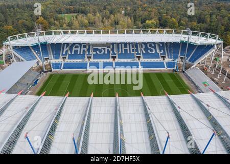 Blick auf das Wildpark-Stadion und das neue Dach sowie die Dachkonstruktion des Versus Straight mit den neu installierten Sitzen/Sitzen/Sitzen während der Renovierung des Wildpark-Stadions. Drohnenbild der Baustelle des Wildpark-Stadions Karlsruhe. GES/Fußball/2. Bundesliga Karlsruher SC Wildparkstadion, 20.10.2020 Fußball: 2. Bundesliga: Karlsruher SC Stadion, Karlsruhe, 20. Oktober 2020 Dronensicht/Luftaufnahme über das KSC-Wildpark Stadion im Bau - weltweit im Einsatz Stockfoto