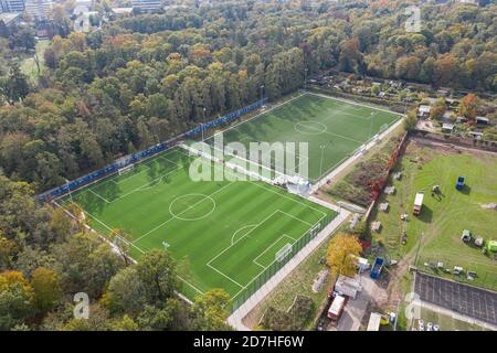 Karlsruhe, Deutschland. September 2017. Blick auf die Kunstrasenplätze, Nebenplätze, den Kunstrasenplatz, Nebenplatz auf dem Gelände des Wildpark-Stadions. Drohnenbild der Baustelle des Wildpark-Stadions Karlsruhe. GES/Fußball/2. Bundesliga Karlsruher SC Wildparkstadion, 20.10.2020 Fußball: 2. Bundesliga: Karlsruher SC Stadium, Karlsruhe, 20. Oktober 2020 Dronensicht/Luftaufnahme über KSC-Wildpark Stadion im Bau Quelle: dpa/Alamy Live News Stockfoto