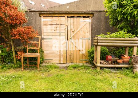 Ein kleines Haus im Wald mit Stühlen auf He veranda Stockfotografie - Alamy