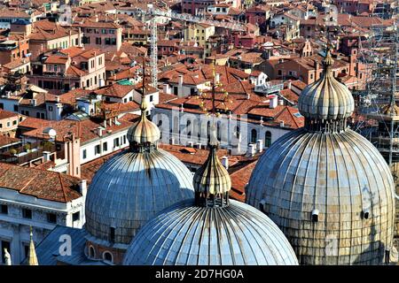 Panoramablick auf die Stadt Venedig, Italien. Blick auf Venedig von der Spitze des Markusturm Stockfoto