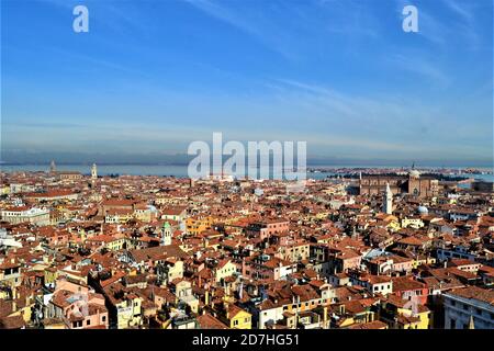 Panoramablick auf die Stadt Venedig, Italien. Blick auf Venedig von der Spitze des Markusturm Stockfoto