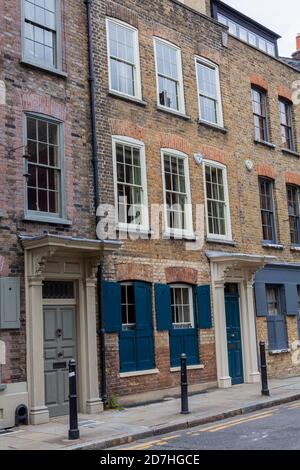 London, UK, July 1, 2012 : Georgisches Reihenhaus in Spitafields einst die Heimat eines wohlhabenden Hugenotten Seidenhändlers und ist ein beliebter Reisedesti Stockfoto