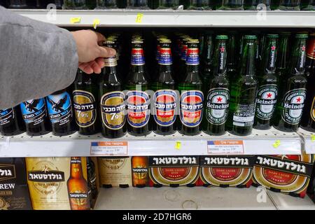 Flaschen Bier in einem israelischen Supermarkt Stockfoto