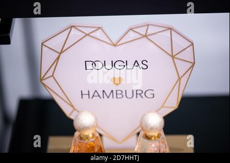 Hamburg, Deutschland. Oktober 2020. Das Douglas-Logo, aufgenommen in einem Douglas-Laden am Jungfernstieg. Quelle: Daniel Reinhardt/dpa/Alamy Live News Stockfoto