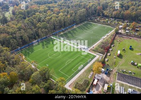 Karlsruhe, Deutschland. September 2017. Blick auf die Kunstrasenplätze, Nebenplätze, den Kunstrasenplatz, Nebenplatz auf dem Gelände des Wildpark-Stadions. Drohnenbild der Baustelle des Wildpark-Stadions Karlsruhe. GES/Fußball/2. Bundesliga Karlsruher SC Wildparkstadion, 20.10.2020 Fußball: 2. Bundesliga: Karlsruher SC Stadium, Karlsruhe, 20. Oktober 2020 Dronensicht/Luftaufnahme über KSC-Wildpark Stadion im Bau Quelle: dpa/Alamy Live News Stockfoto