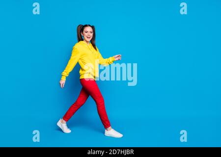 Volle Länge Körpergröße Profil Seitenansicht von ihr sie Schön attraktiv ziemlich froh fröhlich fröhliche Mädchen trägt Kapuzenpullover Spaziergang Isoliert über hell Stockfoto