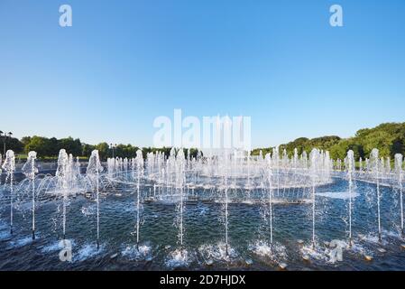 Großer Brunnen im Park gegen den blauen Himmel Stockfoto