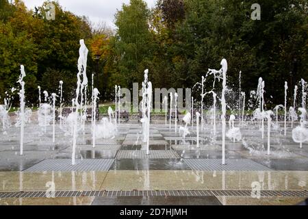 Ein Wasserstrom spritzt auf den Boden. Eine Gruppe von Brunnen Stockfoto