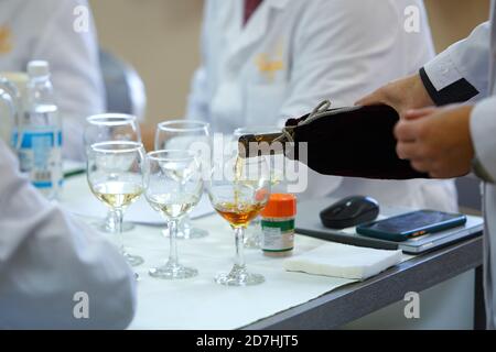 Non Exclusive: BEREHOVE, UKRAINE - 22. OKTOBER 2020 - Wein wird in ein Glas während der blind Verkostung Veranstaltung während der Sitzung des gegossen Stockfoto