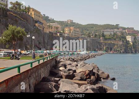 Sorrento, Italien - 09. Jul 2019: Böschung und Stadt an felsiger Küste Stockfoto