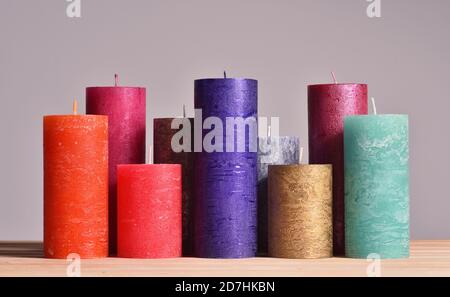 Set von bunten neuen modernen Kerzen auf grauem Hintergrund