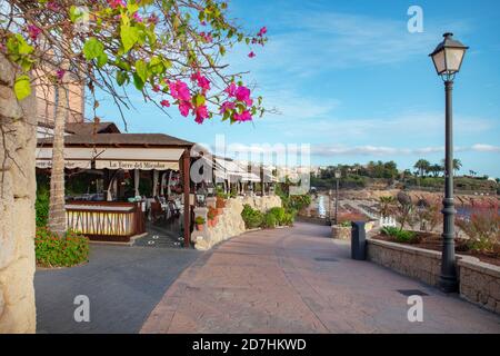 La Torre del Mirador, elegantes Restaurant mit Blick auf Playa del Duque, und mit Blick auf einen leeren Weg ohne Touristen oder Menschen wegen der Absperrung Teneriffas Stockfoto