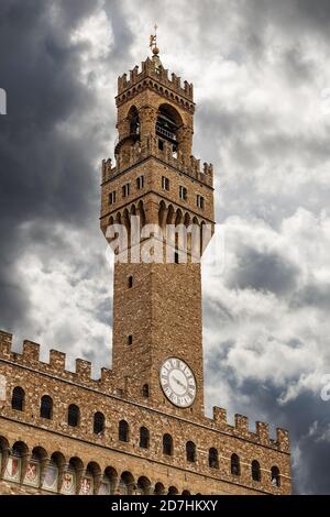 Florenz, Uhrturm des Palazzo Vecchio (1299) genannt Torre di Arnolfo, Piazza della Signoria, UNESCO Weltkulturerbe, Toskana, Italien, Europa Stockfoto