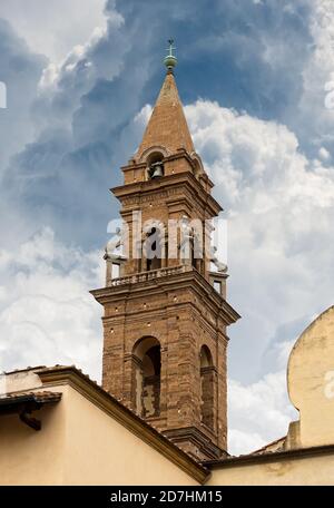 Basilica di Santo Spirito (Heiliger Geist, 1444-1487) in Florenz Innenstadt, Toskana, Italien, Europa. Nahaufnahme des Glockenturms (1503-1570). Stockfoto