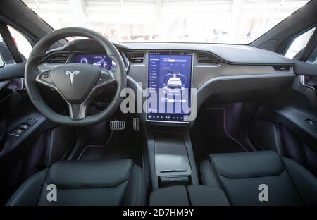 Hamburg, Deutschland. Oktober 2020. Blick in den Innenraum mit Lenkrad und Anzeige eines Tesla Model X im neuen Tesla Service Center. Quelle: Christian Charisius/dpa/Alamy Live News Stockfoto