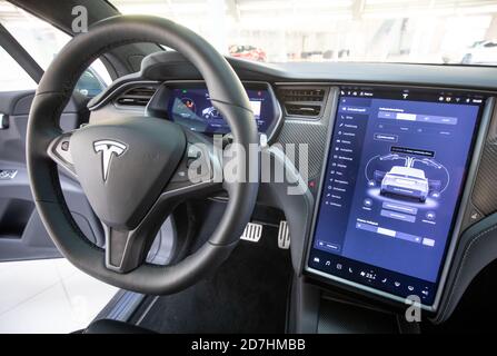 Hamburg, Deutschland. Oktober 2020. Blick in den Innenraum mit Lenkrad und Anzeige eines Tesla Model X im neuen Tesla Service Center. Quelle: Christian Charisius/dpa/Alamy Live News Stockfoto