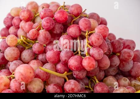 Gesunde Früchte Rotwein Trauben Hintergrund. Rote Traube in einem Supermarkt lokalen Markt Trauben bereit zu essen Stockfoto