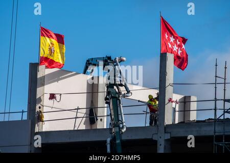 Madrid, Spanien. Oktober 2020. Ein Arbeiter beim Bau des neuen Notkrankenhauses, Isabel Zendal Krankenhaus in Valdebebas, Dass es geplant ist, Unterstützung gegen Pandemien oder gesundheitliche Notlagen zu leisten und Anfang November 19 Betten für COVID-1,000-Patienten zur Verfügung zu stellen, da Madrid weiterhin eine hohe Zunahme von Coronavirus-Infektionen registriert. Quelle: Marcos del Mazo/Alamy Live News Stockfoto