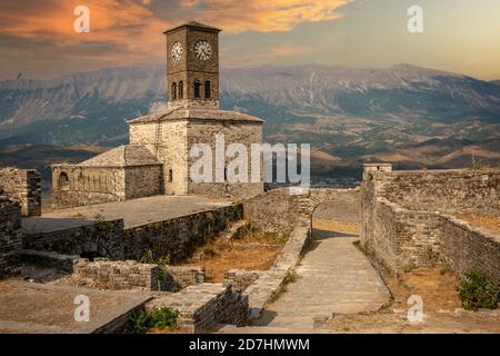 Sonnenuntergang über Uhrturm und Festung am Gjirokaster Schloss, Albanien Stockfoto