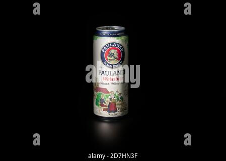 Paulaner Weissbier Aluminiumkannen, halb beleuchtet auf schwarzem Hintergrund Stockfoto