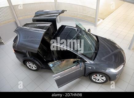 Hamburg, Deutschland. Oktober 2020. Im neuen Tesla Service Center ist ein Tesla Model X zu sehen. Quelle: Christian Charisius/dpa/Alamy Live News Stockfoto