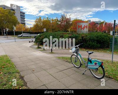 10/22/2020 Hannover Deutschland: An der Medizinischen Hochschule Hannover (MHH) können E-Scooter und Fahrräder auf der Straße gemietet werden Stockfoto