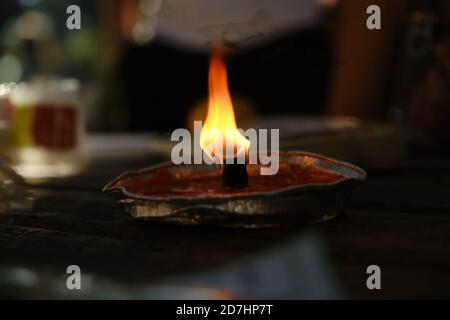Flamme aus einer großen Kerze Nahaufnahme Stockfoto