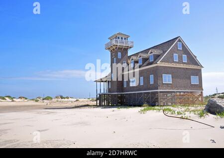 Oregon Inlet Life Saving Station wurde 1898 in Cape Hatteras National Seashore, Outer Banks, North Carolina, USA, gebaut. Stockfoto