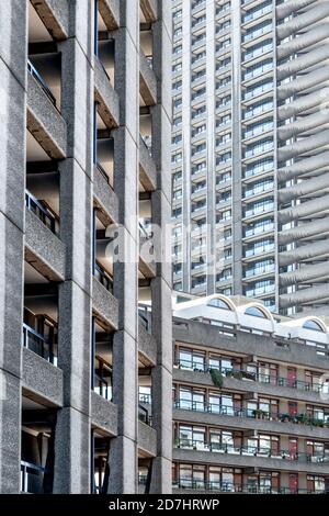 Nahaufnahme von Hochhäusern im brutalistischen Barbican Estate, London, Großbritannien Stockfoto