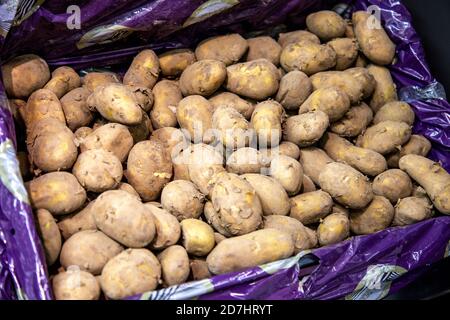 Jersey Royal Potatoes in einem Supermarkt Stockfoto