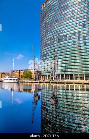 Krane der West India Quay neben dem Marriott Hotel bei Sonnenuntergang in Canary Wharf, London, UK Stockfoto