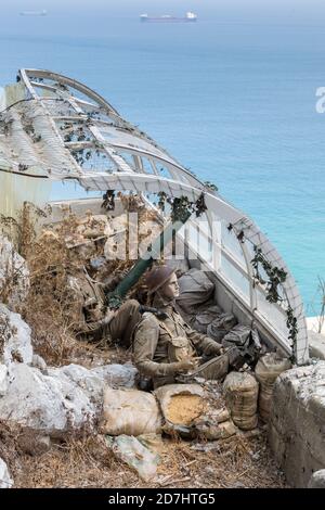 Ausstellung von Soldaten aus dem Zweiten Weltkrieg in Waffeneinbauten in den Großen Belagerungstunneln, Gibraltar Stockfoto