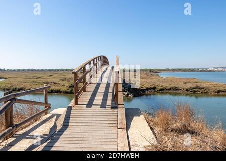 Erhöhte hölzerne Promenade über den Sümpfen des Rio Piedras in El Rompido Dorf, Huelva, Andalusien, Spanien Stockfoto