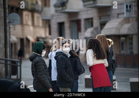 terni,italien oktober 23 2020:Studenten mit medizinischer Maske in der Stadt Zentrieren Stockfoto