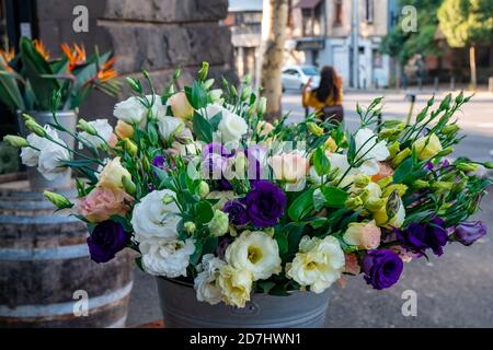 Blumenstrauß von Gerberas, Rosen und anderen Blumen auf dem Markt Stockfoto