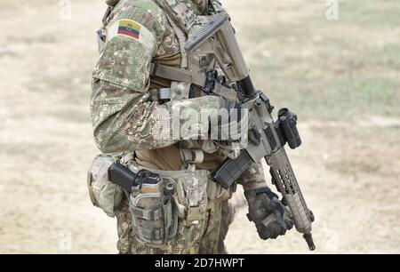 Soldat mit Sturmgewehr und Flagge Ecuadors auf Militäruniform. Collage. Stockfoto