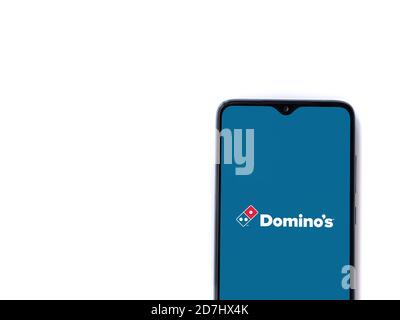 LOD, Israel - 8. Juli 2020: Domino's Pizza Israel App Launch Screen mit Logo auf dem Display eines schwarzen Smartphone isoliert auf weißem Hintergrund Stockfoto