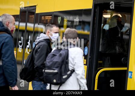 Berlin, Deutschland. Oktober 2020. Passagiere mit Mund- und Nasenabdeckung steigen am Rande einer Presseveranstaltung in den Bus "Alexander Dennis Enviro500". Quelle: Britta Pedersen/dpa-Zentralbild/ZB/dpa/Alamy Live News Stockfoto