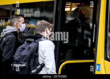 Berlin, Deutschland. Oktober 2020. Passagiere mit Mund- und Nasenabdeckung steigen am Rande einer Presseveranstaltung in den Bus "Alexander Dennis Enviro500". Quelle: Britta Pedersen/dpa-Zentralbild/ZB/dpa/Alamy Live News Stockfoto