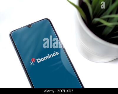 LOD, Israel - 8. Juli 2020: Moderner minimalistischer Büroarbeitsplatz mit schwarzem Smartphone mit Domino's Pizza Israel App Launch Screen mit Logo auf Stockfoto