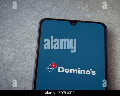 LOD, Israel - 8. Juli 2020: Domino's Pizza Israel App Launch Screen mit Logo auf dem Display eines schwarzen mobilen Smartphones auf Keramikstein Hintergrund. Stockfoto